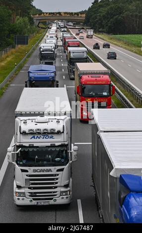 Jacobsdorf, Allemagne. 08th juillet 2022. Des camions et des voitures sont bloqués sur l'autoroute A12 en direction de la Pologne, à environ 10 kilomètres avant le passage de la frontière germano-polonaise. Credit: Patrick Pleul/dpa/Alay Live News Banque D'Images