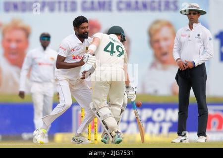 Galle, Sri Lanka. 8th juillet 2022. Steven Smith, d'Australie, est entré en collision avec le lanceur Prabath Jayasuriya, du Sri Lanka, qui court entre les bickets pendant les 1st jours du match de cricket de 2nd entre le Sri Lanka et l'Australie au stade international de cricket de Galle, à Galle, le 8th juillet 2022. Viraj Kothalwala/Alamy Live News Banque D'Images