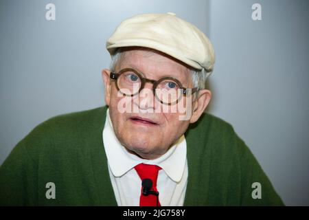 PHOTO D'ARCHIVE : David Hockney sera 85 sur 8 juillet 2022, David Hockney, GBR, peintre, Auteur, artiste, explique certaines de ses œuvres, ouvrant la conférence de presse de la Foire du livre de Francfort sur 18 octobre 2016 Foire du livre de Francfort 2016 de 19 octobre - 23 octobre 2016 à Francfort-sur-le-main/Allemagne. Euh Banque D'Images