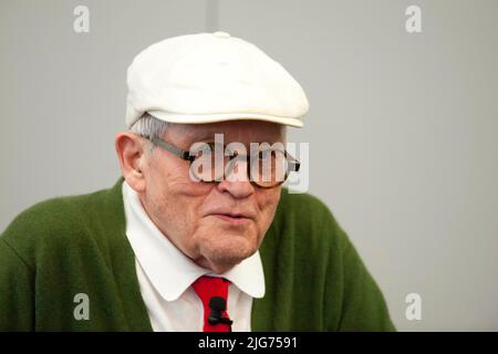 PHOTO D'ARCHIVE : David Hockney sera 85 sur 8 juillet 2022, David Hockney, GBR, peintre, Auteur, artiste, explique certaines de ses œuvres, ouvrant la conférence de presse de la Foire du livre de Francfort sur 18 octobre 2016 Foire du livre de Francfort 2016 de 19 octobre - 23 octobre 2016 à Francfort-sur-le-main/Allemagne. Euh Banque D'Images