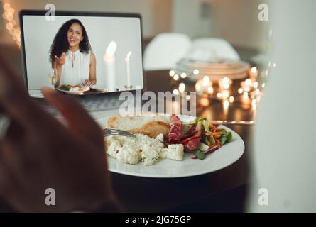 Je vous ai dit d'être là, d'une manière ou d'une autre. Photo de deux amis d'affaires ayant un dîner virtuel à l'intérieur. Banque D'Images