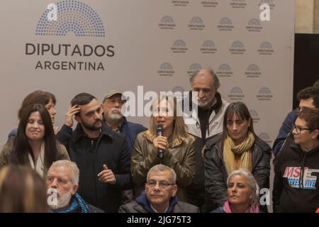 Buenos Aires, Argentine. 7th juillet 2022. Lors d'une conférence de presse à la Chambre des députés de la Nation, différentes organisations sociales et mouvements populaires, parmi lesquels le Front des organisations en lutte (FOL, dans son acronyme espagnol), dénoncent une action coordonnée au niveau national par la persécution et l'intimidation, et une campagne de stigmatisation. Myriam Bregman, adjointe nationale, s'adressant aux personnes présentes lors de la conférence de presse. (Credit image: © Esteban Osorio/Pacific Press via ZUMA Press Wire) Banque D'Images