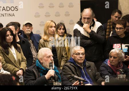 Buenos Aires, Argentine. 7th juillet 2022. Lors d'une conférence de presse à la Chambre des députés de la Nation, différentes organisations sociales et mouvements populaires, parmi lesquels le Front des organisations en lutte (FOL, dans son acronyme espagnol), dénoncent une action coordonnée au niveau national par la persécution et l'intimidation, et une campagne de stigmatisation. Esteban Castro de l'UTEP s'adressant au public lors de la conférence de presse. (Credit image: © Esteban Osorio/Pacific Press via ZUMA Press Wire) Banque D'Images