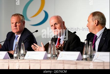 De gauche à droite, le ministre d'État pour l'Irlande du Nord Conor Burns, le ministre en chef de Guernesey Peter Ferbrache et Taoiseach Michael Martin lors d'une conférence de presse à la suite d'une réunion au sommet du Conseil britannique-irlandais (BIC) à l'hôtel St Pierre Park de Guernesey. Date de la photo: Vendredi 8 juillet 2022. Banque D'Images