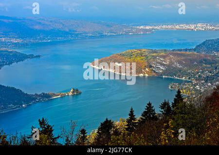 Vue depuis le col Forclaz de Montmin, col de la Forclaz de Montmin, sur le lac d'Annecy, le lac d'Annecy, avec le château de Duingt, à gauche, et le Banque D'Images