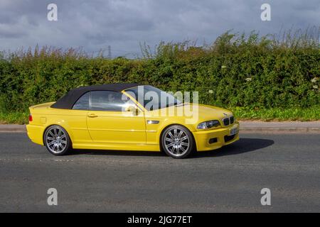 2004 jaune BMW M3 3249cc essence Cabriolet; en route vers la Tour Hoghton pour le Supercar Summer Showtime car meet organisé par Great British Motor shows à Preston, Royaume-Uni Banque D'Images