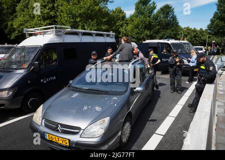 07062022.la Haye, pays-Bas. La rébellion de l'extinction proteste.les manifestants ont bloqué les A12 près du bâtiment du Parlement.Une voiture a été utilisée pour arrêter la circulation.la police a rompu le blocus et plus de 20 personnes ont été arrêtées Banque D'Images