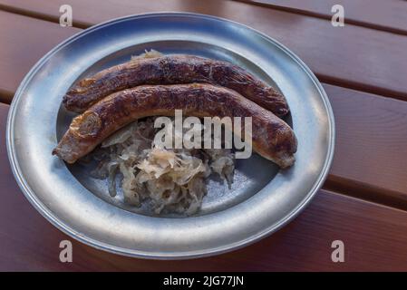 Assiette en étain avec deux saucisses franconiennes et choucroute, Nuremberg, moyenne-Franconie, Bavière, Allemagne Banque D'Images