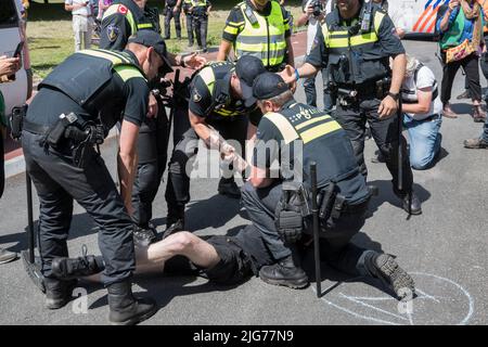 07062022.la Haye, pays-Bas. La rébellion de l'extinction proteste.les manifestants ont bloqué les A12 près du bâtiment du Parlement.Une voiture a été utilisée pour arrêter la circulation.la police a rompu le blocus et plus de 20 personnes ont été arrêtées Banque D'Images