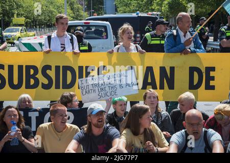 07062022.la Haye, pays-Bas. La rébellion de l'extinction proteste.les manifestants ont bloqué les A12 près du bâtiment du Parlement.Une voiture a été utilisée pour arrêter la circulation.la police a rompu le blocus et plus de 20 personnes ont été arrêtées Banque D'Images