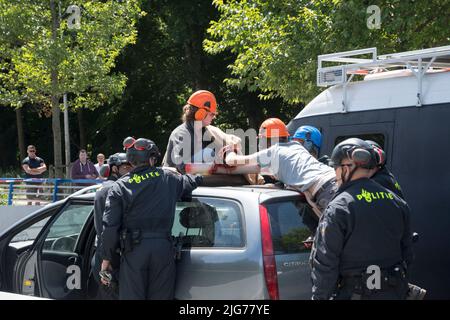 07062022.la Haye, pays-Bas. La rébellion de l'extinction proteste.les manifestants ont bloqué les A12 près du bâtiment du Parlement.Une voiture a été utilisée pour arrêter la circulation.la police a rompu le blocus et plus de 20 personnes ont été arrêtées Banque D'Images