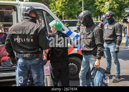 07062022.la Haye, pays-Bas. La rébellion de l'extinction proteste.les manifestants ont bloqué les A12 près du bâtiment du Parlement.Une voiture a été utilisée pour arrêter la circulation.la police a rompu le blocus et plus de 20 personnes ont été arrêtées Banque D'Images