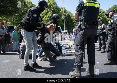 07062022.la Haye, pays-Bas. La rébellion de l'extinction proteste.les manifestants ont bloqué les A12 près du bâtiment du Parlement.Une voiture a été utilisée pour arrêter la circulation.la police a rompu le blocus et plus de 20 personnes ont été arrêtées Banque D'Images