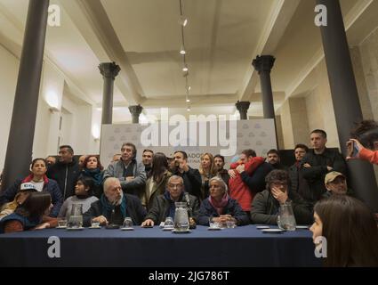 Buenos Aires, Argentine. 7th juillet 2022. Lors d'une conférence de presse à la Chambre des députés de la Nation, différentes organisations sociales et mouvements populaires, parmi lesquels le Front des organisations en lutte (FOL, dans son acronyme espagnol), dénoncent une action coordonnée au niveau national par la persécution et l'intimidation, et une campagne de stigmatisation. (Credit image: © Esteban Osorio/Pacific Press via ZUMA Press Wire) Banque D'Images