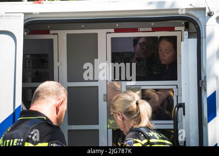 07062022.la Haye, pays-Bas. La rébellion de l'extinction proteste.les manifestants ont bloqué les A12 près du bâtiment du Parlement.Une voiture a été utilisée pour arrêter la circulation.la police a rompu le blocus et plus de 20 personnes ont été arrêtées Banque D'Images