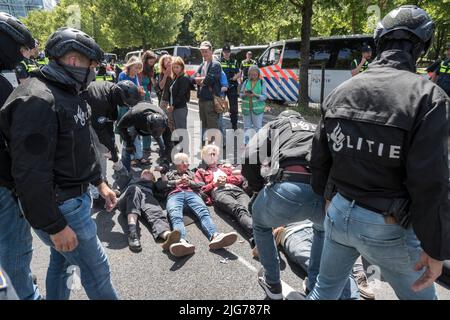 07062022.la Haye, pays-Bas. La rébellion de l'extinction proteste.les manifestants ont bloqué les A12 près du bâtiment du Parlement.Une voiture a été utilisée pour arrêter la circulation.la police a rompu le blocus et plus de 20 personnes ont été arrêtées Banque D'Images