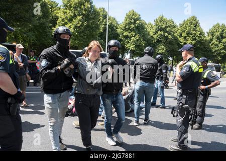 07062022.la Haye, pays-Bas. La rébellion de l'extinction proteste.les manifestants ont bloqué les A12 près du bâtiment du Parlement.Une voiture a été utilisée pour arrêter la circulation.la police a rompu le blocus et plus de 20 personnes ont été arrêtées Banque D'Images