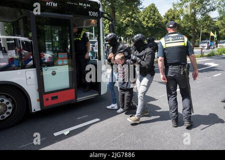 07062022.la Haye, pays-Bas. La rébellion de l'extinction proteste.les manifestants ont bloqué les A12 près du bâtiment du Parlement.Une voiture a été utilisée pour arrêter la circulation.la police a rompu le blocus et plus de 20 personnes ont été arrêtées Banque D'Images