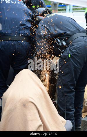 07062022.la Haye, pays-Bas. La rébellion de l'extinction proteste.les manifestants ont bloqué les A12 près du bâtiment du Parlement.Une voiture a été utilisée pour arrêter la circulation.la police a rompu le blocus et plus de 20 personnes ont été arrêtées Banque D'Images