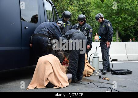 07062022.la Haye, pays-Bas. La rébellion de l'extinction proteste.les manifestants ont bloqué les A12 près du bâtiment du Parlement.Une voiture a été utilisée pour arrêter la circulation.la police a rompu le blocus et plus de 20 personnes ont été arrêtées Banque D'Images