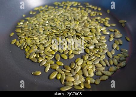 Cuisine souabe, préparation de Bubaspitzle avec des légumes du four, torréfaction de graines de citrouille dans une casserole, sautés, sain, végétarien, graines, nourriture Banque D'Images