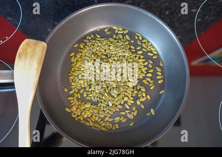 Cuisine souabe, préparation de Bubaspitzle avec des légumes du four, torréfaction des graines de citrouille dans une casserole, sautés, sains, végétariens, graines Banque D'Images