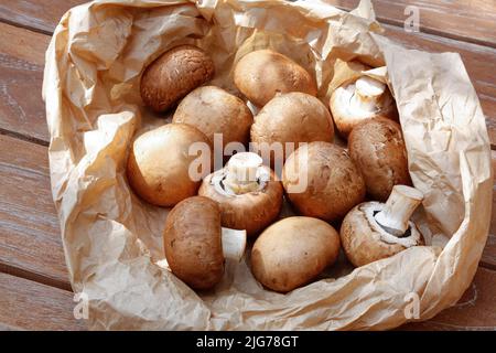 Cuisine souabe, préparation Bubaspitzle aux légumes du four, champignons (Agaricus) (Syn. : Psalliota), champignons en sac de papier, en bonne santé Banque D'Images