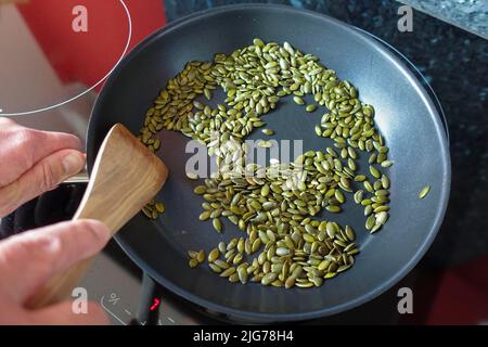 Cuisine souabe, préparation de Bubaspitzle avec des légumes du four, torréfaction des graines de citrouille dans une casserole, sautés, sains, végétariens, graines Banque D'Images