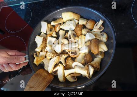 Cuisine souabe, préparation de Bubaspitzle avec des légumes du four, des trompettes (Pleurotus eryngii), des champignons (Agaricus) (Syn. : Banque D'Images