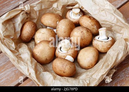 Cuisine souabe, préparation Bubaspitzle aux légumes du four, champignons (Agaricus) (Syn. : Psalliota), champignons en sac de papier, en bonne santé Banque D'Images