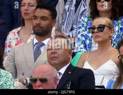 Rege-Jean page et Emily Brown assis derrière et le professeur Sir Jonathan Van-Tam le douze jour des Championnats de Wimbledon 2022 au All England Lawn tennis and Croquet Club, Wimbledon. Date de la photo: Vendredi 8 juillet 2022. Banque D'Images