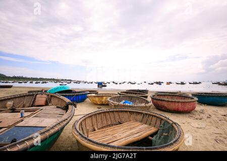 Paniers de bateaux sur la plage de My Khe à Danang. Petits bateaux de pêche vietnamiens traditionnels sur la plage My Khe à Danang, Vietnam. Banque D'Images