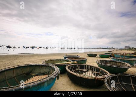 Paniers de bateaux sur la plage de My Khe à Danang. Petits bateaux de pêche vietnamiens traditionnels sur la plage My Khe à Danang, Vietnam. Banque D'Images