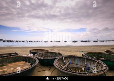 Paniers de bateaux sur la plage de My Khe à Danang. Petits bateaux de pêche vietnamiens traditionnels sur la plage My Khe à Danang, Vietnam. Banque D'Images