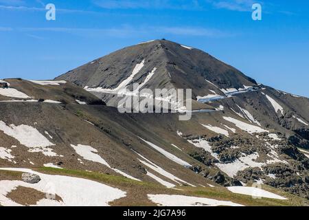 Vue sur le sommet de la montagne cime de la Bonette avec une petite plate-forme d'observation, au milieu du col de la Bonette, route de la Banque D'Images