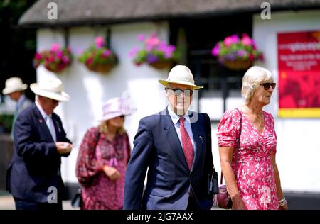 Les Racegoers arrivent pour le festival vendredi du Moet et et le festival de juillet de Chandon à l'hippodrome de Newmarket, Suffolk. Date de la photo: Vendredi 8 juillet 2022. Banque D'Images