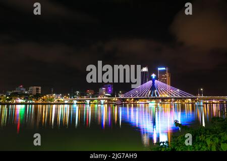 Vue de nuit sur la rivière Han et les bâtiments de la ville de Danang, Vietnam. Banque D'Images