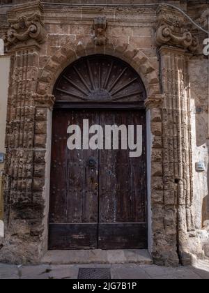 Porte classique ornée à une résidence privée dans la vieille ville de Nardo, Puglia, Italie avec une variété de détails décoratifs Banque D'Images