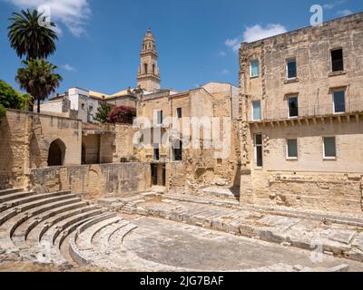 Ruines romaines anciennes d'un théâtre bien conservé dans la ville des Pouilles de Lecce, dans le sud de l'Italie Banque D'Images