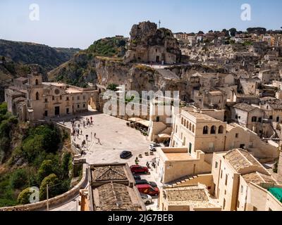 Vue panoramique sur le Sassi di Matera, les anciennes habitations troglodytiques et la vieille ville de Matera, en Italie, qui date de la période paléolithique Banque D'Images