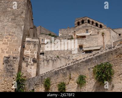 Vue panoramique sur le Sassi di Matera, les anciennes habitations troglodytiques et la vieille ville de Matera, en Italie, qui date de la période paléolithique Banque D'Images