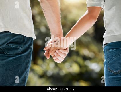 Je veux devenir vieux de votre côté. Photo courte d'un couple méconnaissable tenant les mains. Banque D'Images