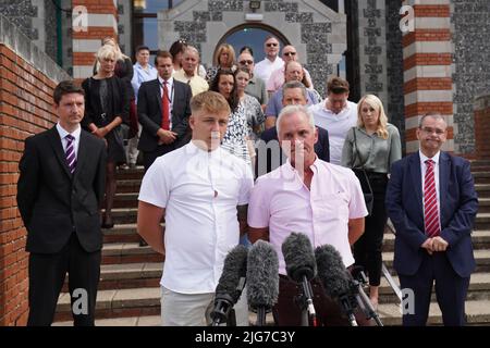 L'époux de la PCSO Julia James, Paul James et le fils Patrick Davies font une déclaration aux médias à l'extérieur de la Cour de la Couronne de Canterbury à Kent. Callum Wheeler, 22 ans, a été condamné à perpétuité pour une durée minimale de 37 ans à la Cour de la Couronne de Canterbury pour le meurtre de Julia James, la PCSO de 53 ans, en avril dernier. Date de la photo: Vendredi 8 juillet 2022. Banque D'Images