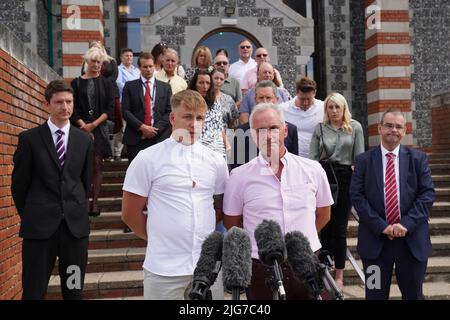 La famille de la PCSO Julia James, son mari Paul James et son fils Patrick Davies, à l'extérieur de la cour de la Couronne de Canterbury, dans le Kent. Callum Wheeler, 22 ans, a été condamné à perpétuité pour une durée minimale de 37 ans à la Cour de la Couronne de Canterbury pour le meurtre de Julia James, la PCSO de 53 ans, en avril dernier. Date de la photo: Vendredi 8 juillet 2022. Banque D'Images