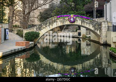 Pont de la promenade de la rivière San Antonio décoré pour Mardi gras sur la rivière San Antonio Banque D'Images