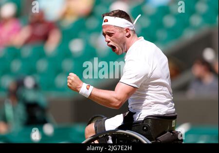 Alfie Hewett célèbre contre Gustavo Fernandez dans leur demi-finale de match des célibataires en fauteuil roulant Gentlemen's pour le 12 e jour des Championnats de Wimbledon 2022 au All England Lawn tennis and Croquet Club, Wimbledon. Date de la photo: Vendredi 8 juillet 2022. Banque D'Images