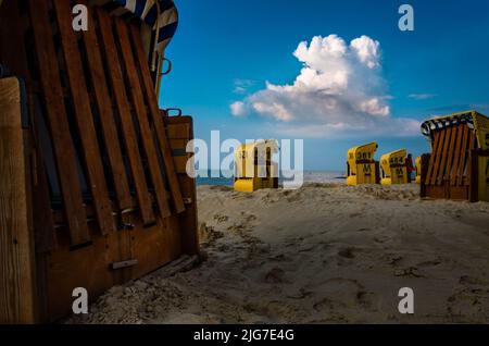 Chaises de plage sur la côte de la mer du Nord Banque D'Images