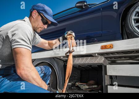 Caucasien repo Company Worker dans son véhicule repris en 40s sur son camion de remorquage. Concept de prêts automobiles. Banque D'Images