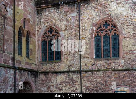 Vue sur les fenêtres du bâtiment du tonneau (Fassbau) depuis la terrasse du château de Heidelberg. Baden Wuerttemberg, Allemagne, Europe Banque D'Images