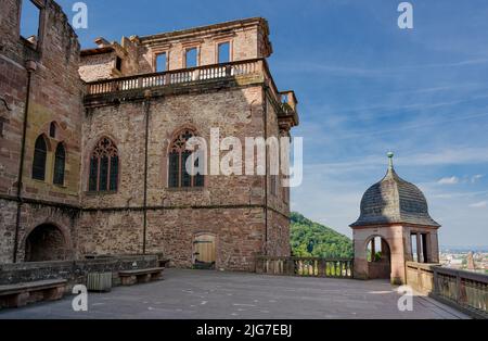 Vue sur le bâtiment du tonneau (Fassbau) depuis la terrasse du château de Heidelberg. Baden Wuerttemberg, Allemagne, Europe Banque D'Images